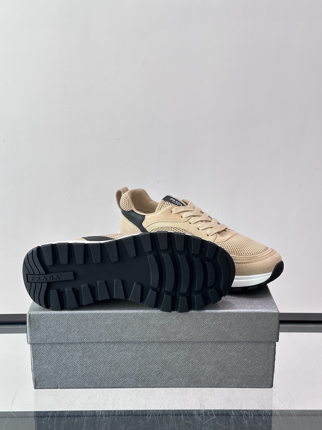 👟Prada网布运动鞋，采用透气网布+皮革拼接，简约又有辨识度✨，白色橡胶鞋底舒适耐磨，日常穿搭或轻运动都OK！鞋舌和鞋