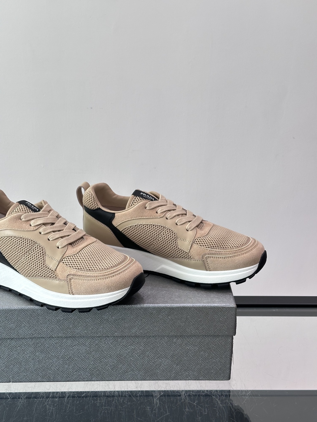 👟Prada网布运动鞋，采用透气网布+皮革拼接，简约又有辨识度✨，白色橡胶鞋底舒适耐磨，日常穿搭或轻运动都OK！鞋舌和鞋