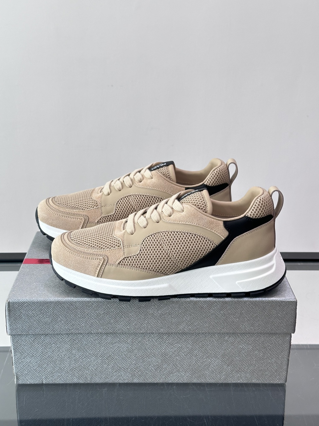 👟Prada网布运动鞋，采用透气网布+皮革拼接，简约又有辨识度✨，白色橡胶鞋底舒适耐磨，日常穿搭或轻运动都OK！鞋舌和鞋
