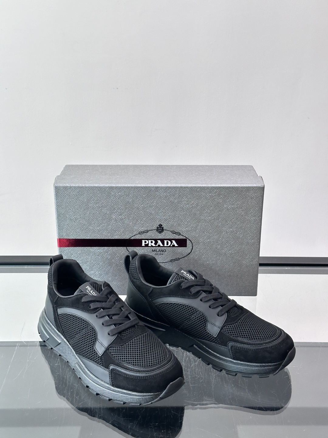 👟Prada网布运动鞋，采用透气网布+皮革拼接，简约又有辨识度✨，白色橡胶鞋底舒适耐磨，日常穿搭或轻运动都OK！鞋舌和鞋