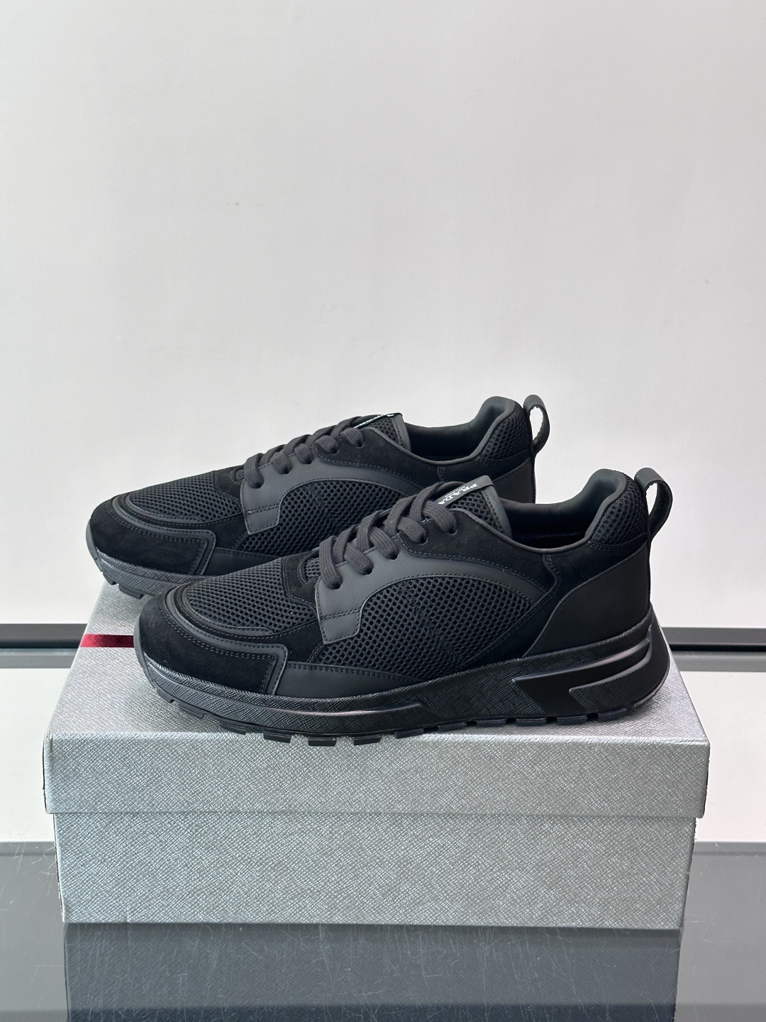 👟Prada网布运动鞋，采用透气网布+皮革拼接，简约又有辨识度✨，白色橡胶鞋底舒适耐磨，日常穿搭或轻运动都OK！鞋舌和鞋