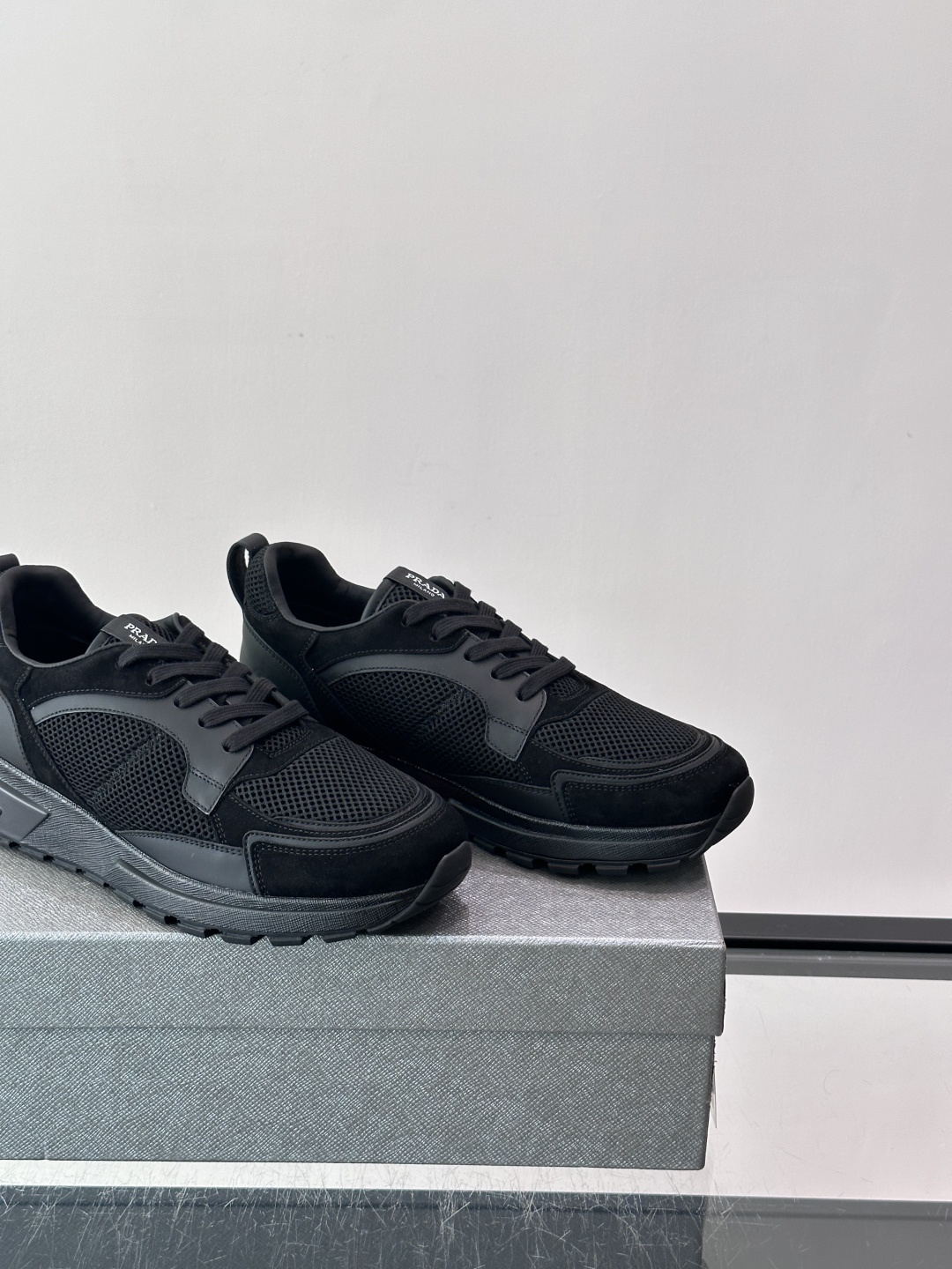 👟Prada网布运动鞋，采用透气网布+皮革拼接，简约又有辨识度✨，白色橡胶鞋底舒适耐磨，日常穿搭或轻运动都OK！鞋舌和鞋