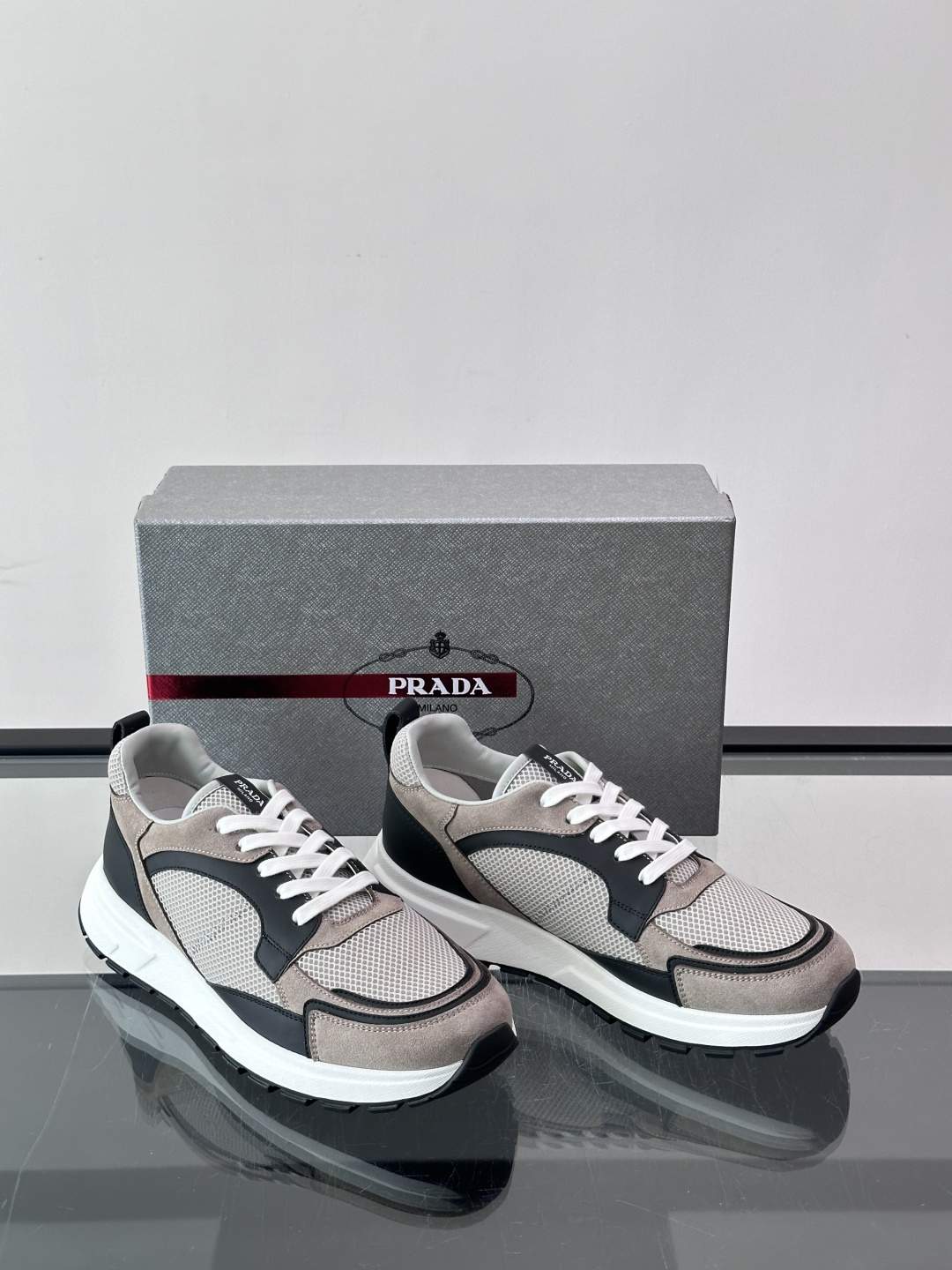 👟Prada网布运动鞋，采用透气网布+皮革拼接，简约又有辨识度✨，白色橡胶鞋底舒适耐磨，日常穿搭或轻运动都OK！鞋舌和鞋