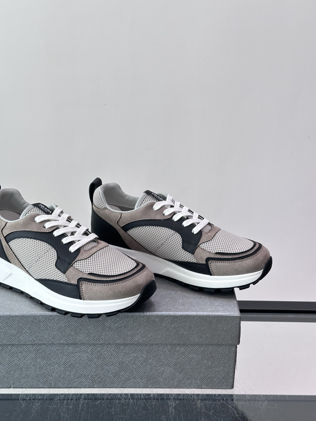 👟Prada网布运动鞋，采用透气网布+皮革拼接，简约又有辨识度✨，白色橡胶鞋底舒适耐磨，日常穿搭或轻运动都OK！鞋舌和鞋