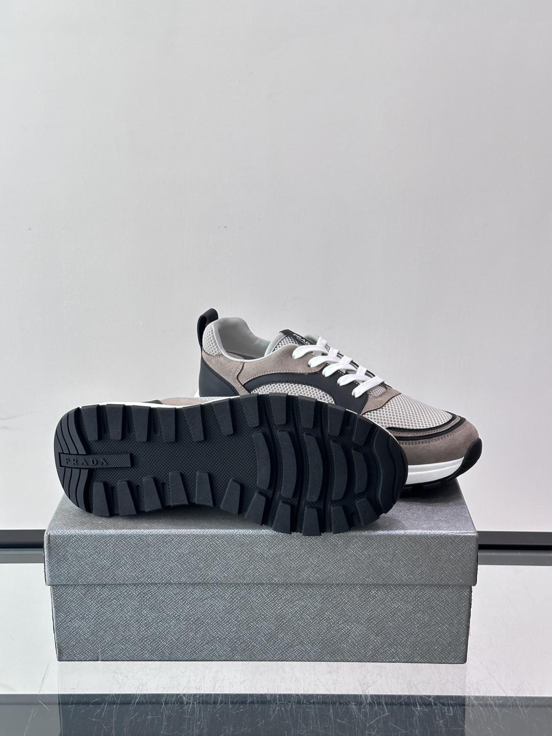 👟Prada网布运动鞋，采用透气网布+皮革拼接，简约又有辨识度✨，白色橡胶鞋底舒适耐磨，日常穿搭或轻运动都OK！鞋舌和鞋