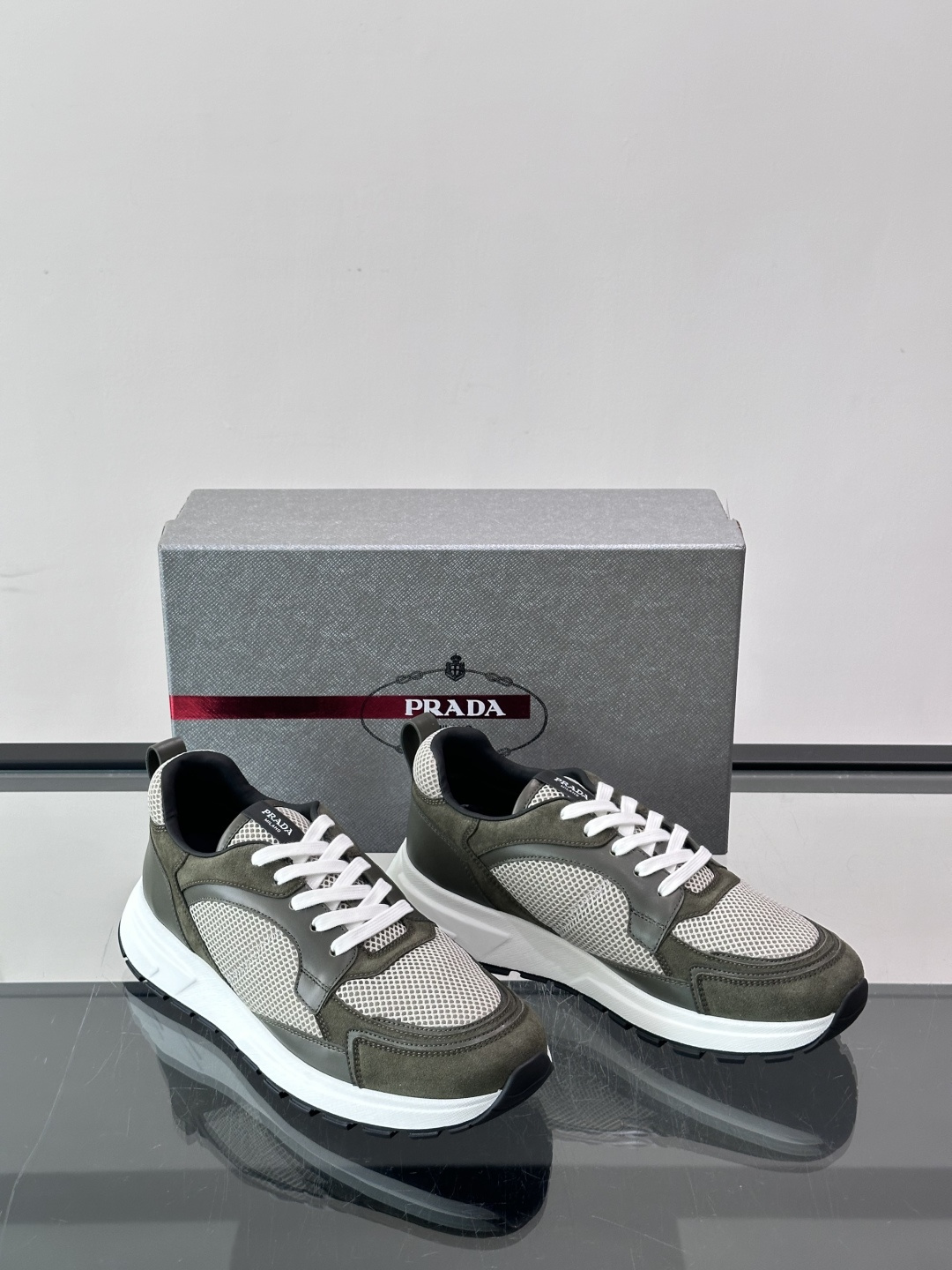👟Prada网布运动鞋，采用透气网布+皮革拼接，简约又有辨识度✨，白色橡胶鞋底舒适耐磨，日常穿搭或轻运动都OK！鞋舌和鞋