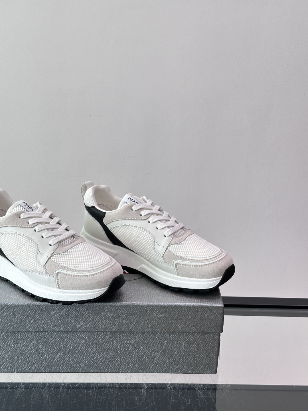 👟Prada网布运动鞋，采用透气网布+皮革拼接，简约又有辨识度✨，白色橡胶鞋底舒适耐磨，日常穿搭或轻运动都OK！鞋舌和鞋