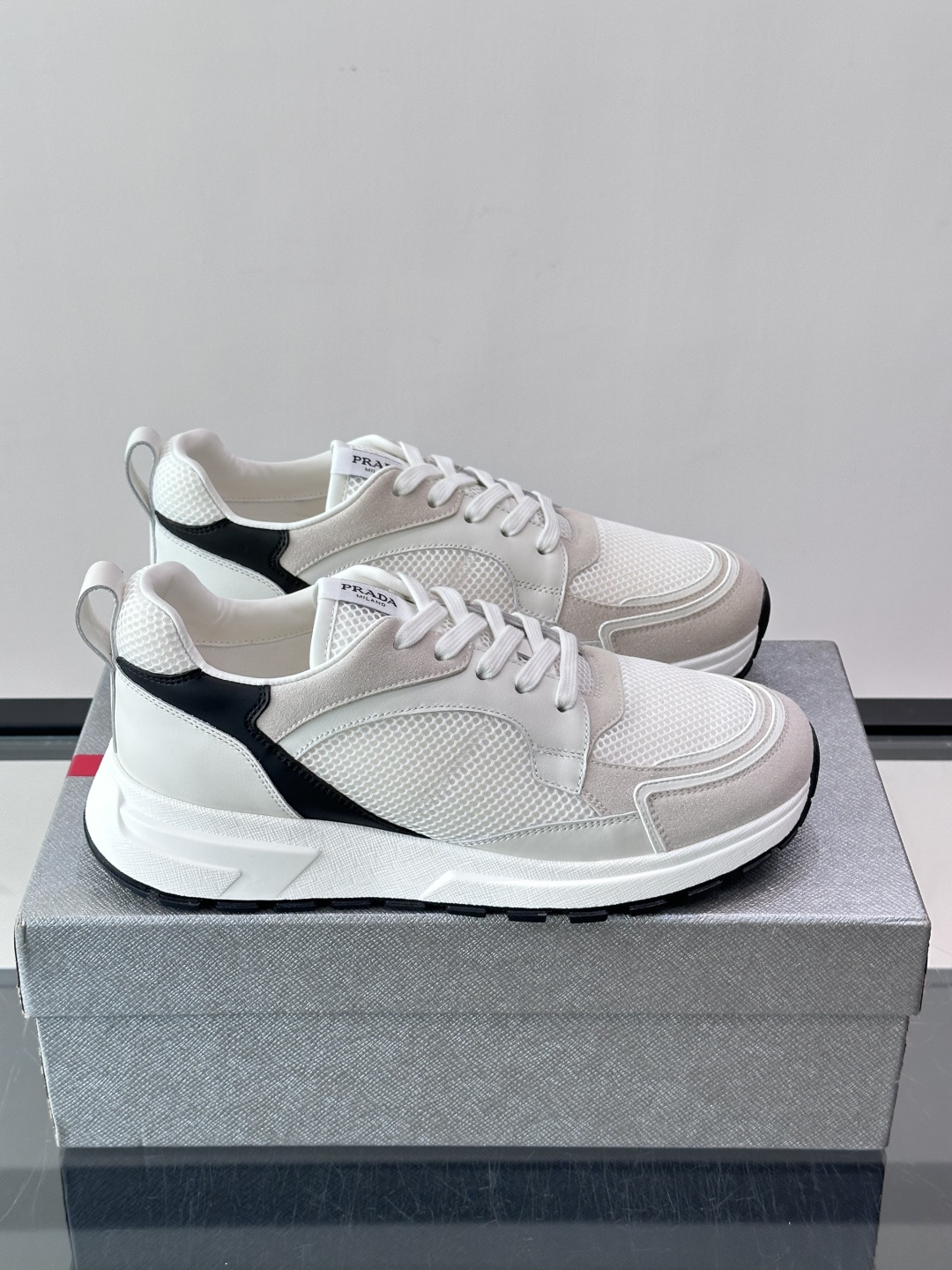 👟Prada网布运动鞋，采用透气网布+皮革拼接，简约又有辨识度✨，白色橡胶鞋底舒适耐磨，日常穿搭或轻运动都OK！鞋舌和鞋