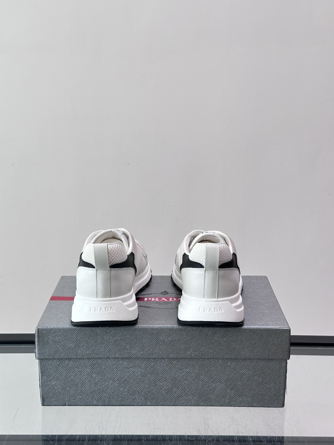 👟Prada网布运动鞋，采用透气网布+皮革拼接，简约又有辨识度✨，白色橡胶鞋底舒适耐磨，日常穿搭或轻运动都OK！鞋舌和鞋