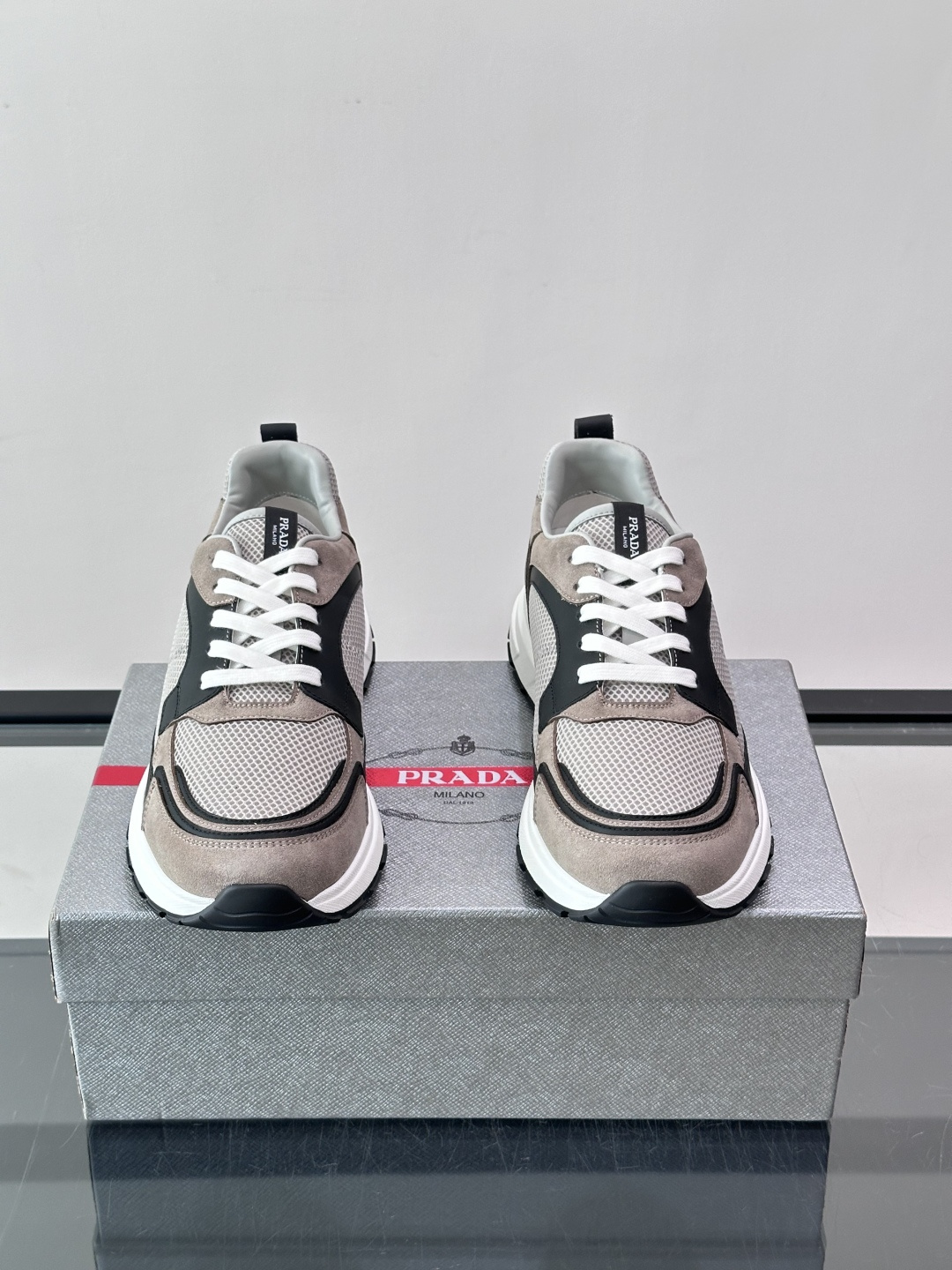 👟Prada网布运动鞋，采用透气网布+皮革拼接，简约又有辨识度✨，白色橡胶鞋底舒适耐磨，日常穿搭或轻运动都OK！鞋舌和鞋
