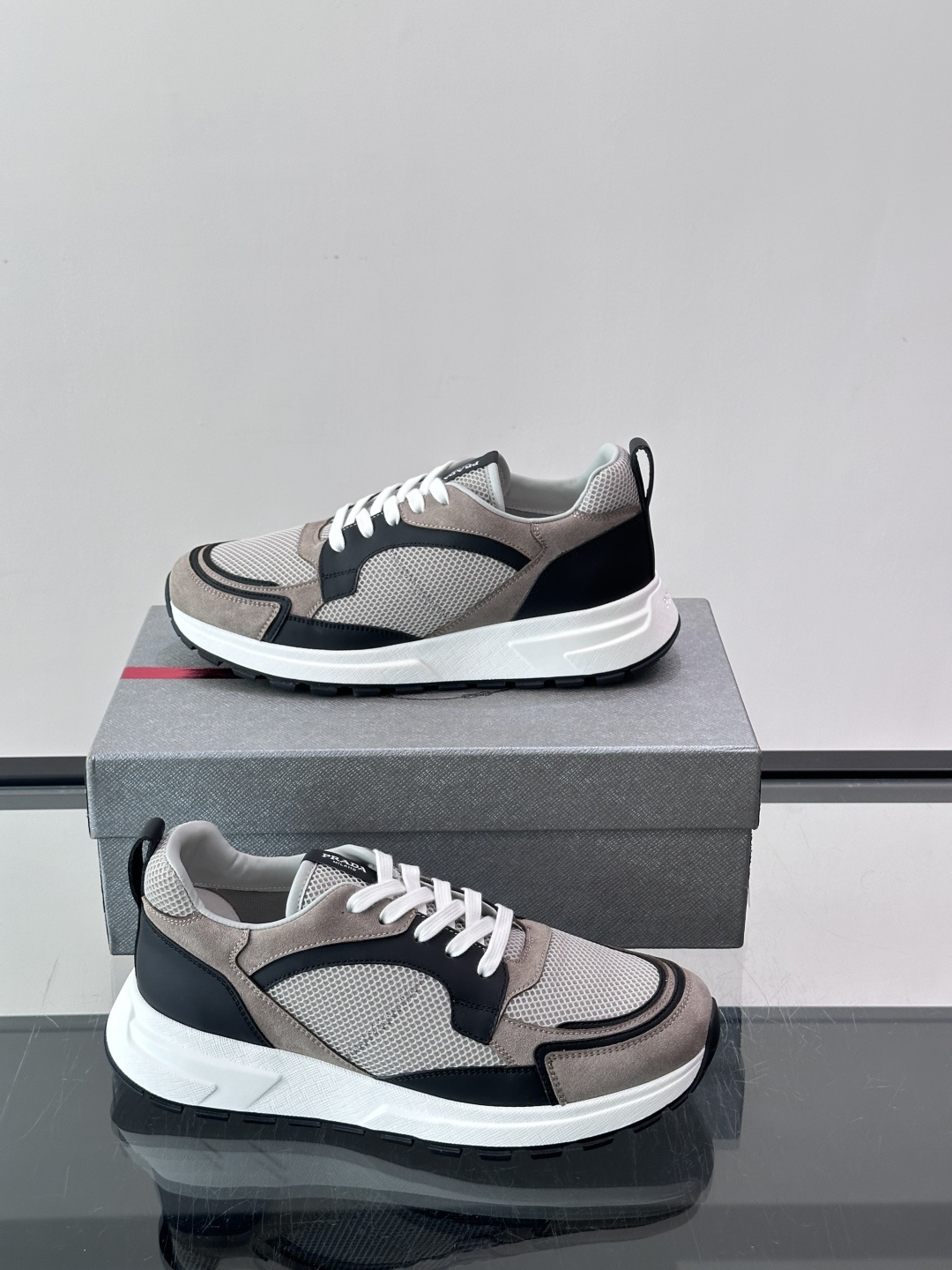 👟Prada网布运动鞋，采用透气网布+皮革拼接，简约又有辨识度✨，白色橡胶鞋底舒适耐磨，日常穿搭或轻运动都OK！鞋舌和鞋