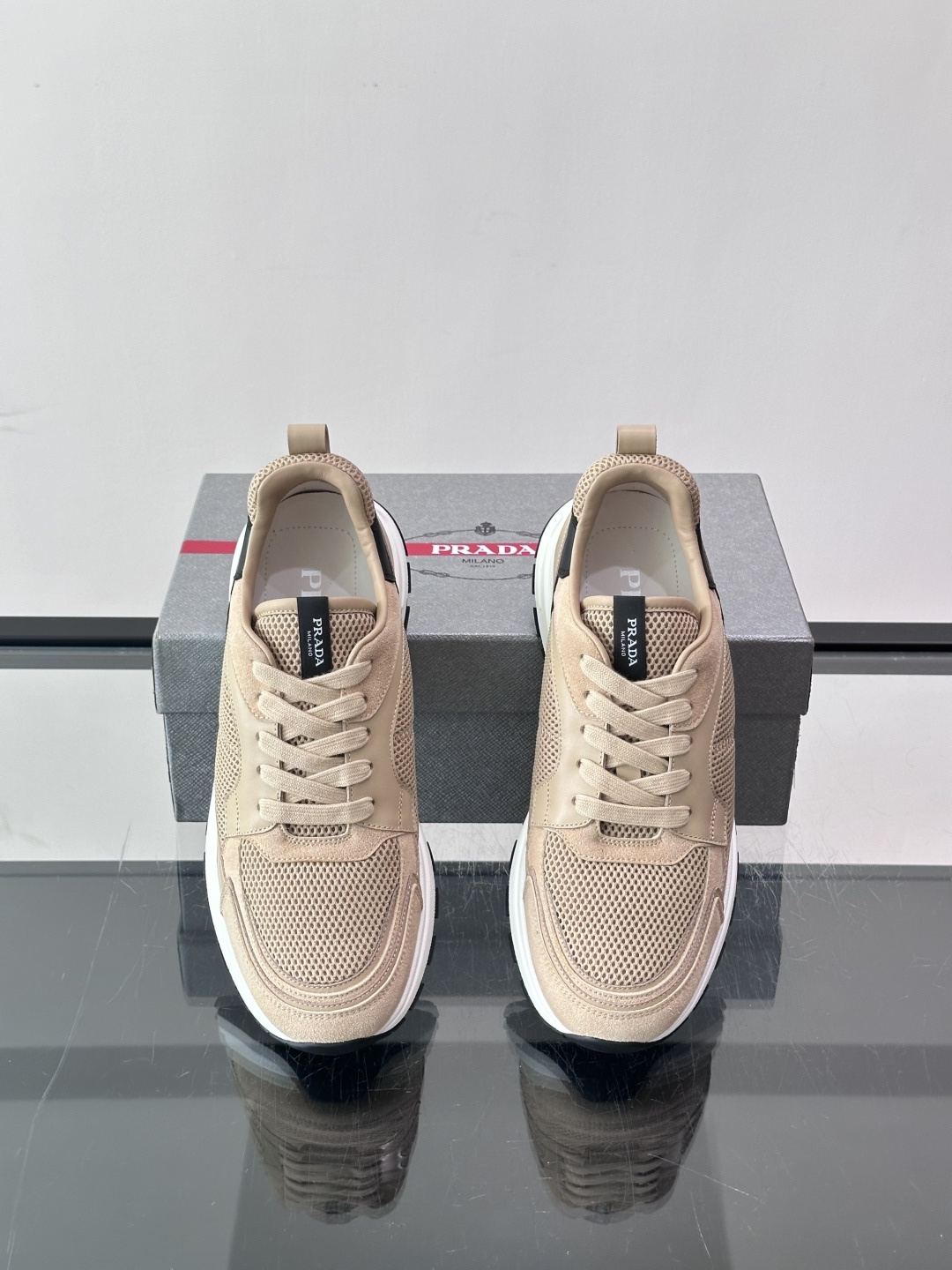 👟Prada网布运动鞋，采用透气网布+皮革拼接，简约又有辨识度✨，白色橡胶鞋底舒适耐磨，日常穿搭或轻运动都OK！鞋舌和鞋