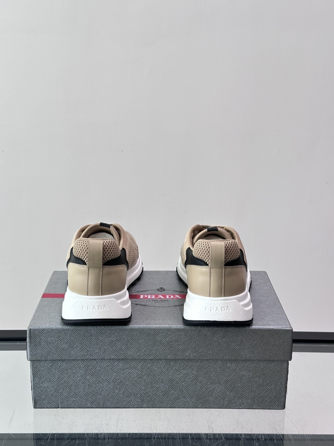 👟Prada网布运动鞋，采用透气网布+皮革拼接，简约又有辨识度✨，白色橡胶鞋底舒适耐磨，日常穿搭或轻运动都OK！鞋舌和鞋
