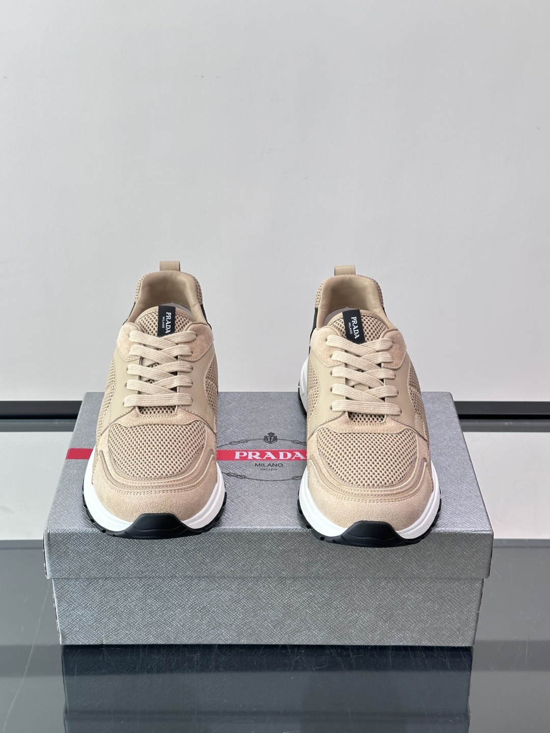 👟Prada网布运动鞋，采用透气网布+皮革拼接，简约又有辨识度✨，白色橡胶鞋底舒适耐磨，日常穿搭或轻运动都OK！鞋舌和鞋