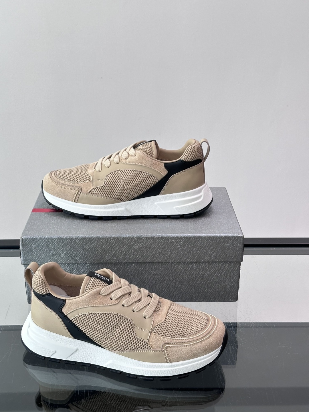 👟Prada网布运动鞋，采用透气网布+皮革拼接，简约又有辨识度✨，白色橡胶鞋底舒适耐磨，日常穿搭或轻运动都OK！鞋舌和鞋