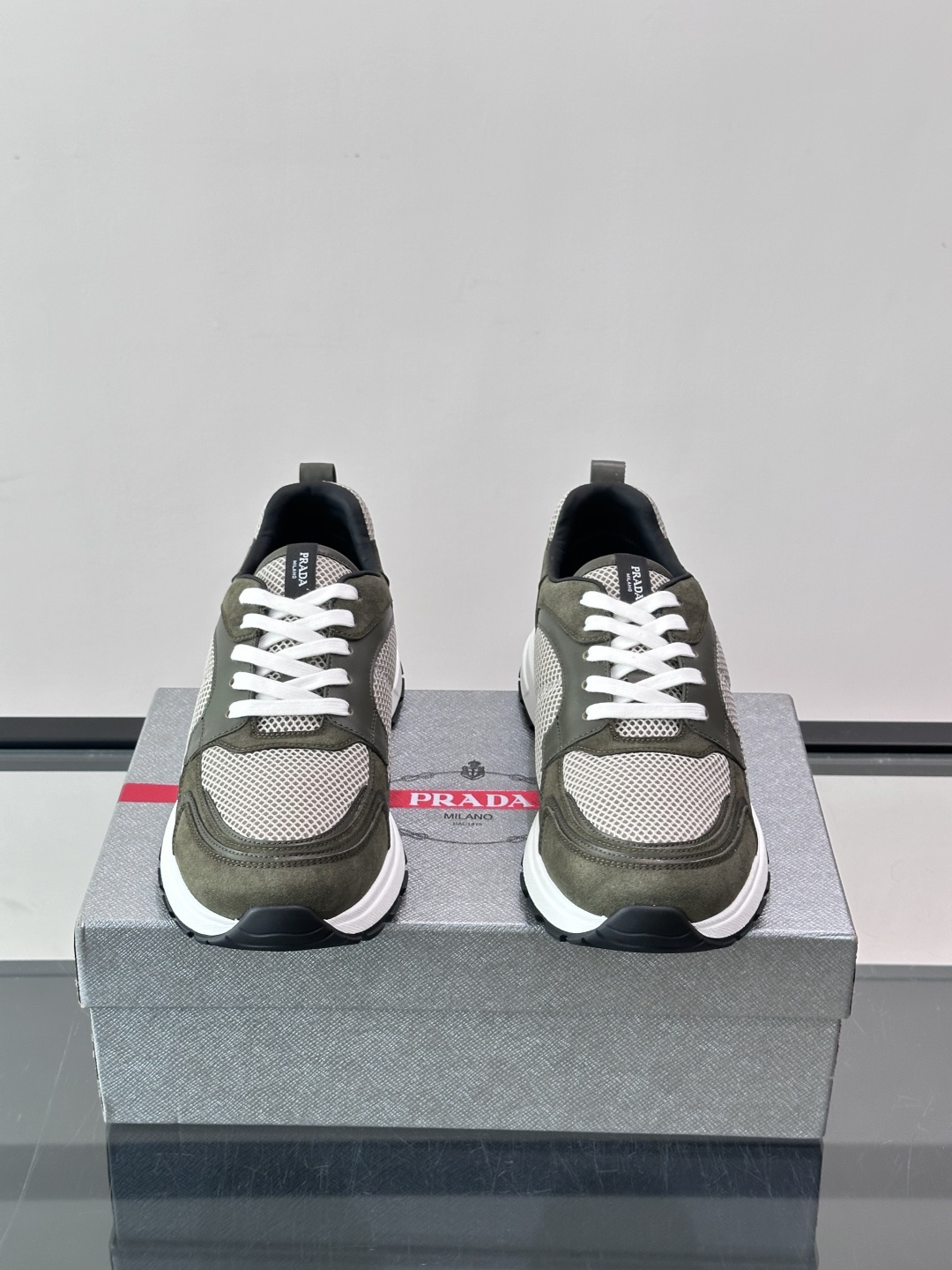 👟Prada网布运动鞋，采用透气网布+皮革拼接，简约又有辨识度✨，白色橡胶鞋底舒适耐磨，日常穿搭或轻运动都OK！鞋舌和鞋