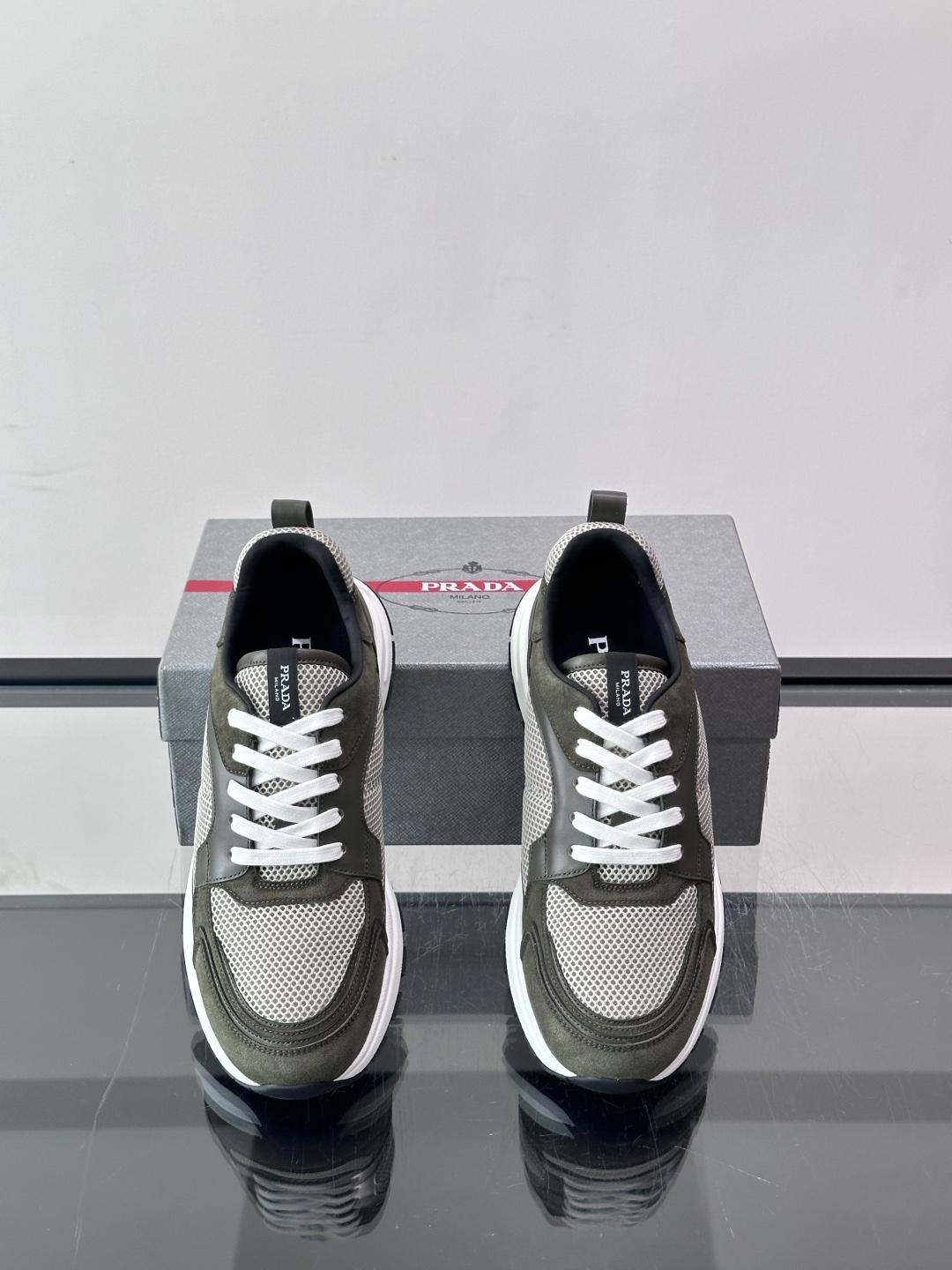 👟Prada网布运动鞋，采用透气网布+皮革拼接，简约又有辨识度✨，白色橡胶鞋底舒适耐磨，日常穿搭或轻运动都OK！鞋舌和鞋