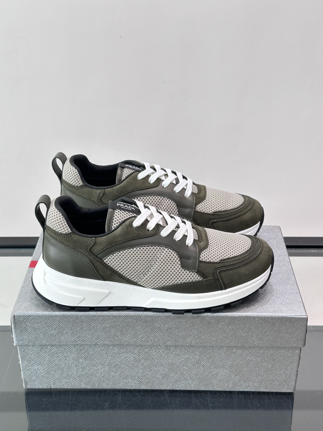 👟Prada网布运动鞋，采用透气网布+皮革拼接，简约又有辨识度✨，白色橡胶鞋底舒适耐磨，日常穿搭或轻运动都OK！鞋舌和鞋