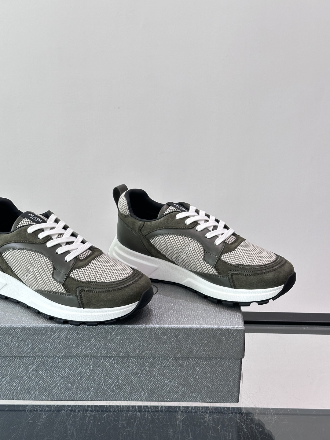 👟Prada网布运动鞋，采用透气网布+皮革拼接，简约又有辨识度✨，白色橡胶鞋底舒适耐磨，日常穿搭或轻运动都OK！鞋舌和鞋