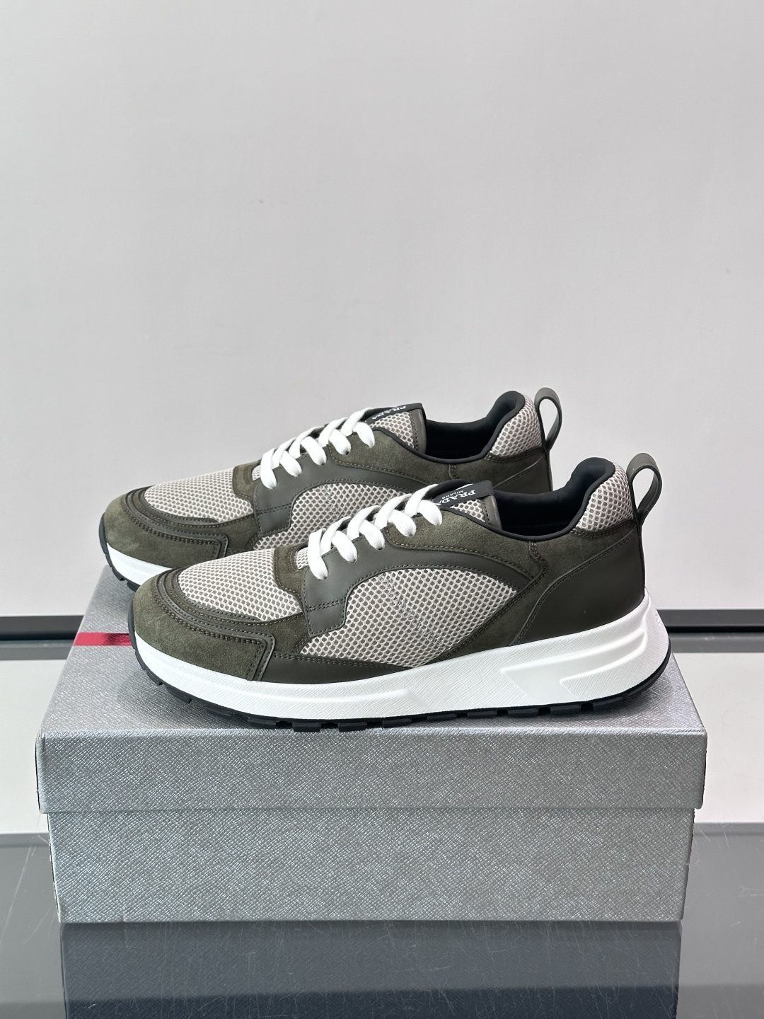 👟Prada网布运动鞋，采用透气网布+皮革拼接，简约又有辨识度✨，白色橡胶鞋底舒适耐磨，日常穿搭或轻运动都OK！鞋舌和鞋
