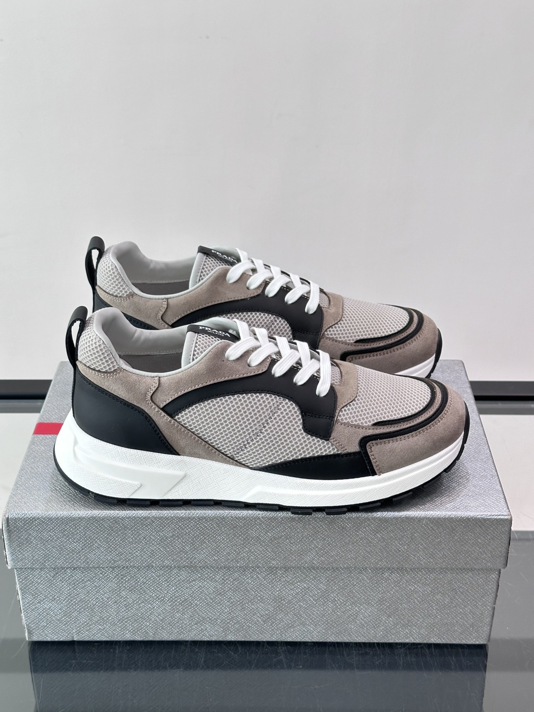 NO:955938,Prada mesh sneakers are made of breathable mesh + leather stitching. They are simple and recognizable. The white rubber soles are comfortable and wear-resistant. They are OK for daily wear or light exercise!  There are Prada logos on the tongue and side of the shoe, perfect details, fashionable and practical, a must-have item for fashionistas!  ,size39-45,,prada,sneakers19860909Prada网布运动鞋,采用透气网布+皮革拼接,简约又有辨识度,白色橡胶鞋底舒适耐磨,日常穿搭或轻运动都OK！鞋舌和鞋侧都有Prada标识,细节满分,时尚实用兼备,潮人必备单品！ ,size39-45,,prada,sneakers,Men's shoes