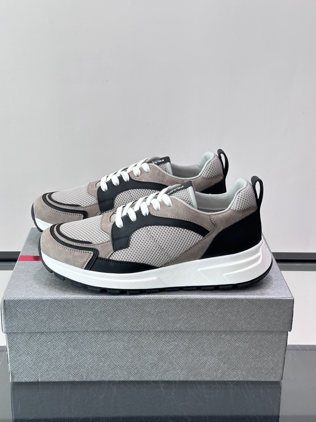👟Prada网布运动鞋，采用透气网布+皮革拼接，简约又有辨识度✨，白色橡胶鞋底舒适耐磨，日常穿搭或轻运动都OK！鞋舌和鞋