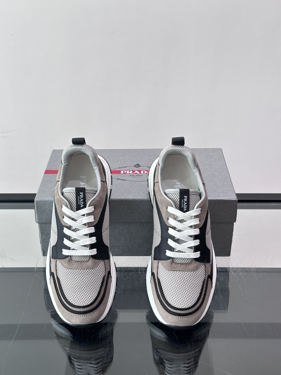 👟Prada网布运动鞋，采用透气网布+皮革拼接，简约又有辨识度✨，白色橡胶鞋底舒适耐磨，日常穿搭或轻运动都OK！鞋舌和鞋