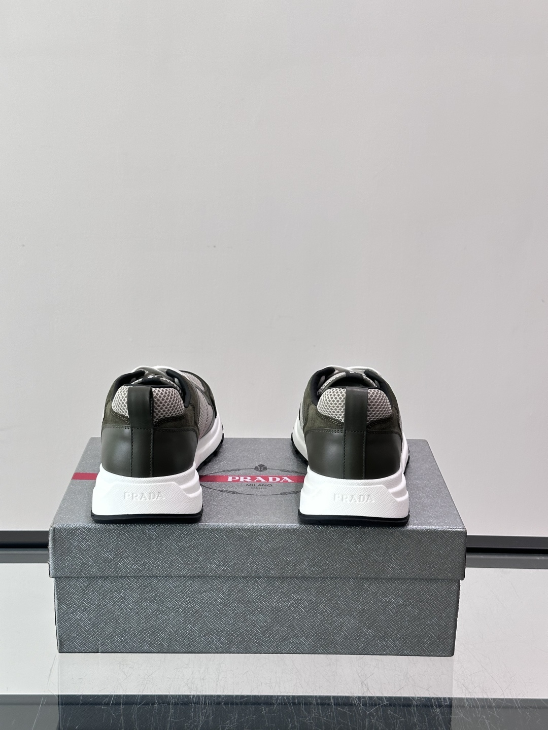 👟Prada网布运动鞋，采用透气网布+皮革拼接，简约又有辨识度✨，白色橡胶鞋底舒适耐磨，日常穿搭或轻运动都OK！鞋舌和鞋