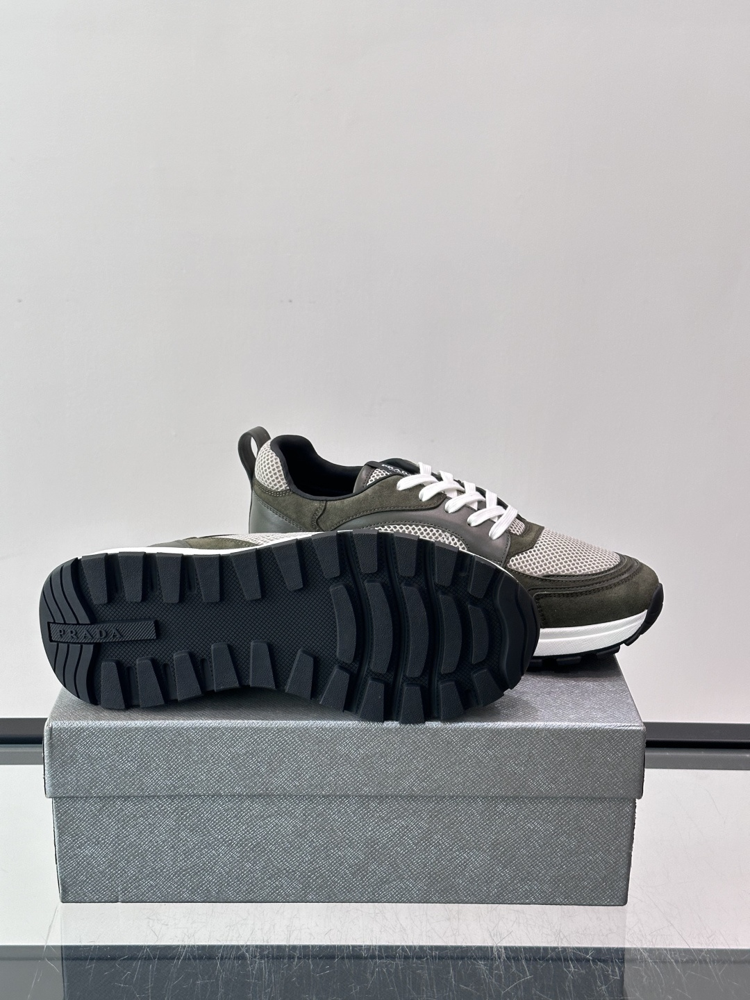 👟Prada网布运动鞋，采用透气网布+皮革拼接，简约又有辨识度✨，白色橡胶鞋底舒适耐磨，日常穿搭或轻运动都OK！鞋舌和鞋