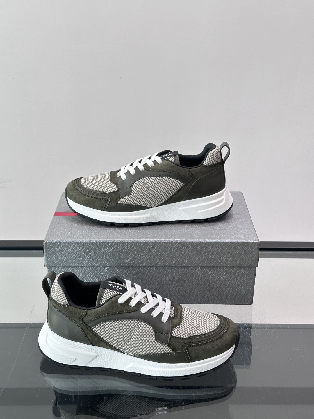 👟Prada网布运动鞋，采用透气网布+皮革拼接，简约又有辨识度✨，白色橡胶鞋底舒适耐磨，日常穿搭或轻运动都OK！鞋舌和鞋