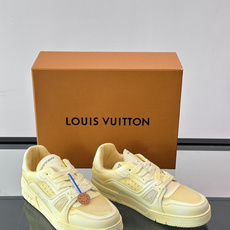 驴家 新配色 trainer运动鞋,本款 LV Trainer 运动鞋取材柔软粒面小牛皮,呈现纯净色调,后部#54标识追 驴家 新配色 trainer运动鞋,本款 LV Trainer 运动鞋取材柔软粒面小牛皮,呈现纯净色调,后部#54标识追
