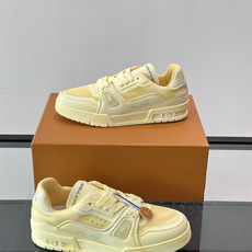 驴家 新配色 trainer运动鞋,本款 LV Trainer 运动鞋取材柔软粒面小牛皮,呈现纯净色调,后部#54标识追 驴家 新配色 trainer运动鞋,本款 LV Trainer 运动鞋取材柔软粒面小牛皮,呈现纯净色调,后部#54标识追
