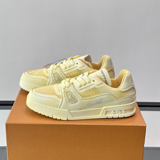 驴家 新配色 trainer运动鞋,本款 LV Trainer 运动鞋取材柔软粒面小牛皮,呈现纯净色调,后部#54标识追 驴家 新配色 trainer运动鞋,本款 LV Trainer 运动鞋取材柔软粒面小牛皮,呈现纯净色调,后部#54标识追