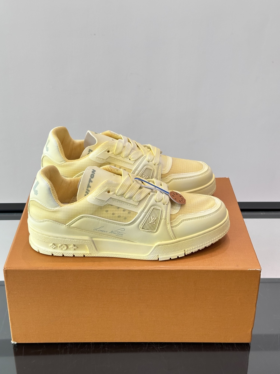 驴家 新配色 trainer运动鞋，本款 LV Trainer 运动鞋取材柔软粒面小牛皮，呈现纯净色调，后部#54标识追