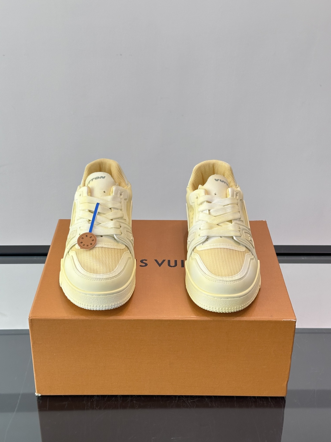 驴家 新配色 trainer运动鞋,本款 LV Trainer 运动鞋取材柔软粒面小牛皮,呈现纯净色调,后部#54标识追 驴家 新配色 trainer运动鞋,本款 LV Trainer 运动鞋取材柔软粒面小牛皮,呈现纯净色调,后部#54标识追