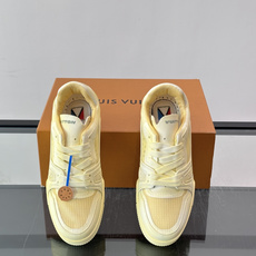 驴家 新配色 trainer运动鞋,本款 LV Trainer 运动鞋取材柔软粒面小牛皮,呈现纯净色调,后部#54标识追 驴家 新配色 trainer运动鞋,本款 LV Trainer 运动鞋取材柔软粒面小牛皮,呈现纯净色调,后部#54标识追