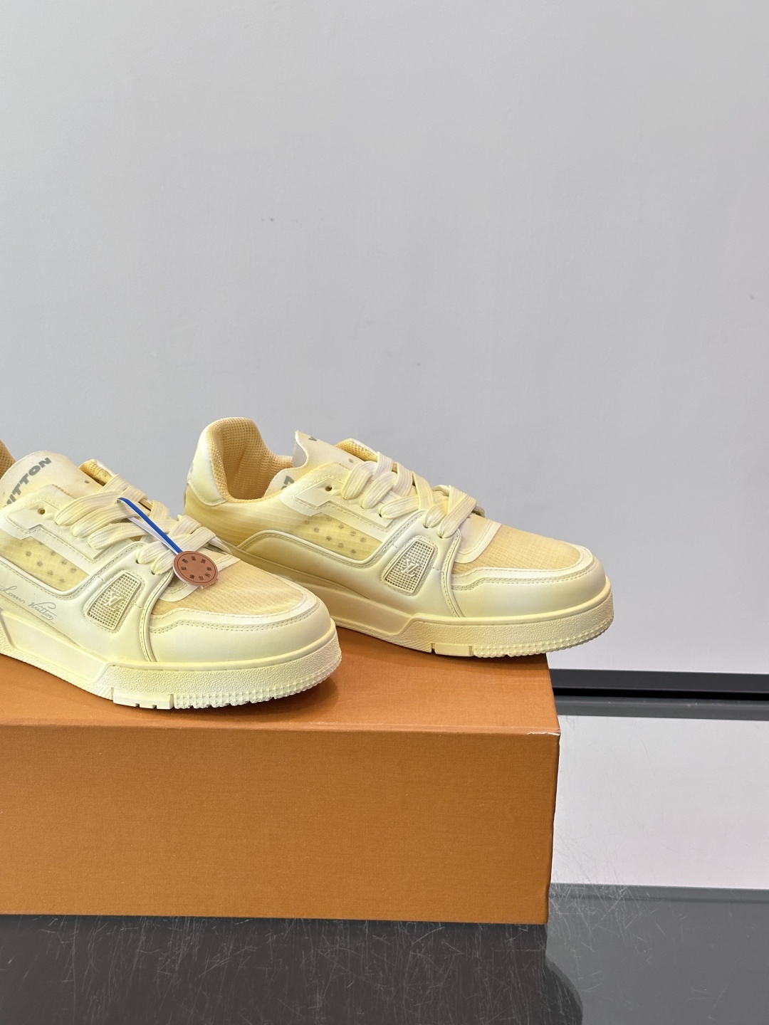驴家 新配色 trainer运动鞋,本款 LV Trainer 运动鞋取材柔软粒面小牛皮,呈现纯净色调,后部#54标识追 驴家 新配色 trainer运动鞋,本款 LV Trainer 运动鞋取材柔软粒面小牛皮,呈现纯净色调,后部#54标识追