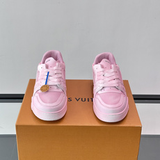 驴家 新配色 trainer运动鞋,本款 LV Trainer 运动鞋取材柔软粒面小牛皮,呈现纯净色调,后部#54标识追 驴家 新配色 trainer运动鞋,本款 LV Trainer 运动鞋取材柔软粒面小牛皮,呈现纯净色调,后部#54标识追