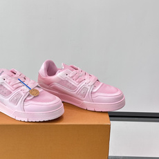 驴家 新配色 trainer运动鞋,本款 LV Trainer 运动鞋取材柔软粒面小牛皮,呈现纯净色调,后部#54标识追 驴家 新配色 trainer运动鞋,本款 LV Trainer 运动鞋取材柔软粒面小牛皮,呈现纯净色调,后部#54标识追