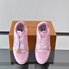 驴家 新配色 trainer运动鞋,本款 LV Trainer 运动鞋取材柔软粒面小牛皮,呈现纯净色调,后部#54标识追 驴家 新配色 trainer运动鞋,本款 LV Trainer 运动鞋取材柔软粒面小牛皮,呈现纯净色调,后部#54标识追