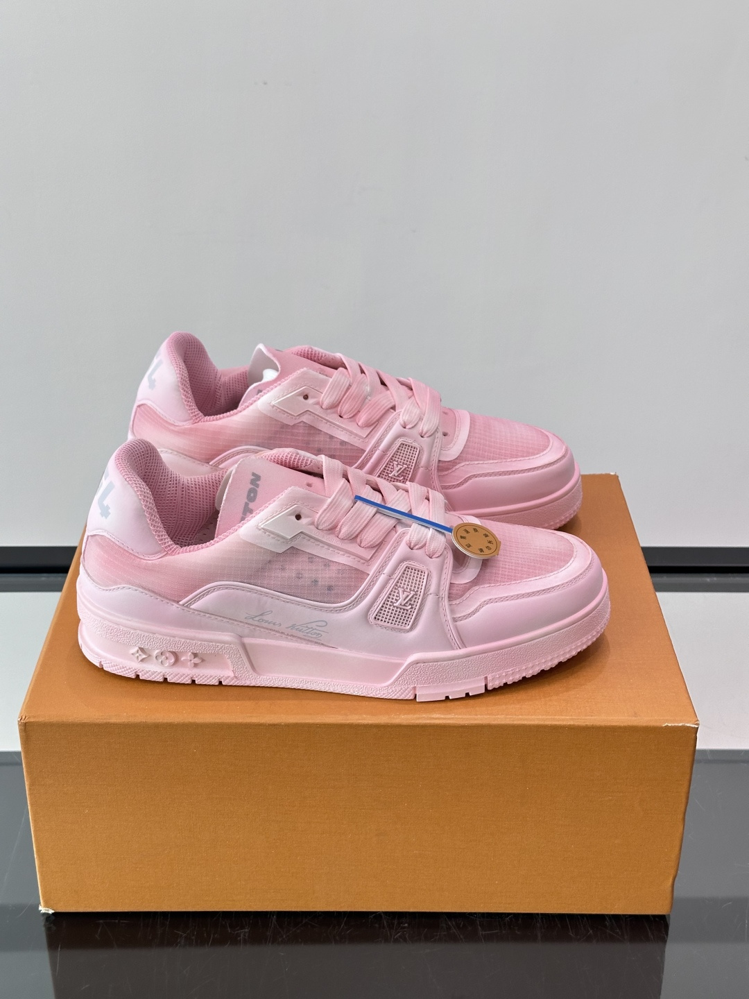 驴家 新配色 trainer运动鞋，本款 LV Trainer 运动鞋取材柔软粒面小牛皮，呈现纯净色调，后部#54标识追