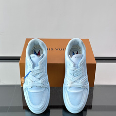 驴家 新配色 trainer运动鞋,本款 LV Trainer 运动鞋取材柔软粒面小牛皮,呈现纯净色调,后部#54标识追 驴家 新配色 trainer运动鞋,本款 LV Trainer 运动鞋取材柔软粒面小牛皮,呈现纯净色调,后部#54标识追