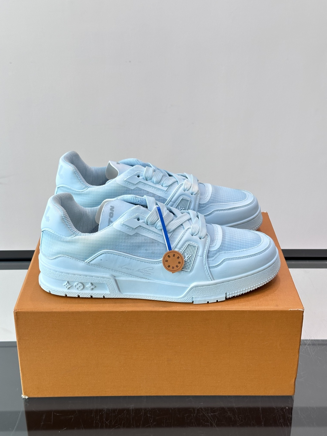 驴家 新配色 trainer运动鞋，本款 LV Trainer 运动鞋取材柔软粒面小牛皮，呈现纯净色调，后部#54标识追