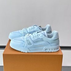 驴家 新配色 trainer运动鞋,本款 LV Trainer 运动鞋取材柔软粒面小牛皮,呈现纯净色调,后部#54标识追 驴家 新配色 trainer运动鞋,本款 LV Trainer 运动鞋取材柔软粒面小牛皮,呈现纯净色调,后部#54标识追