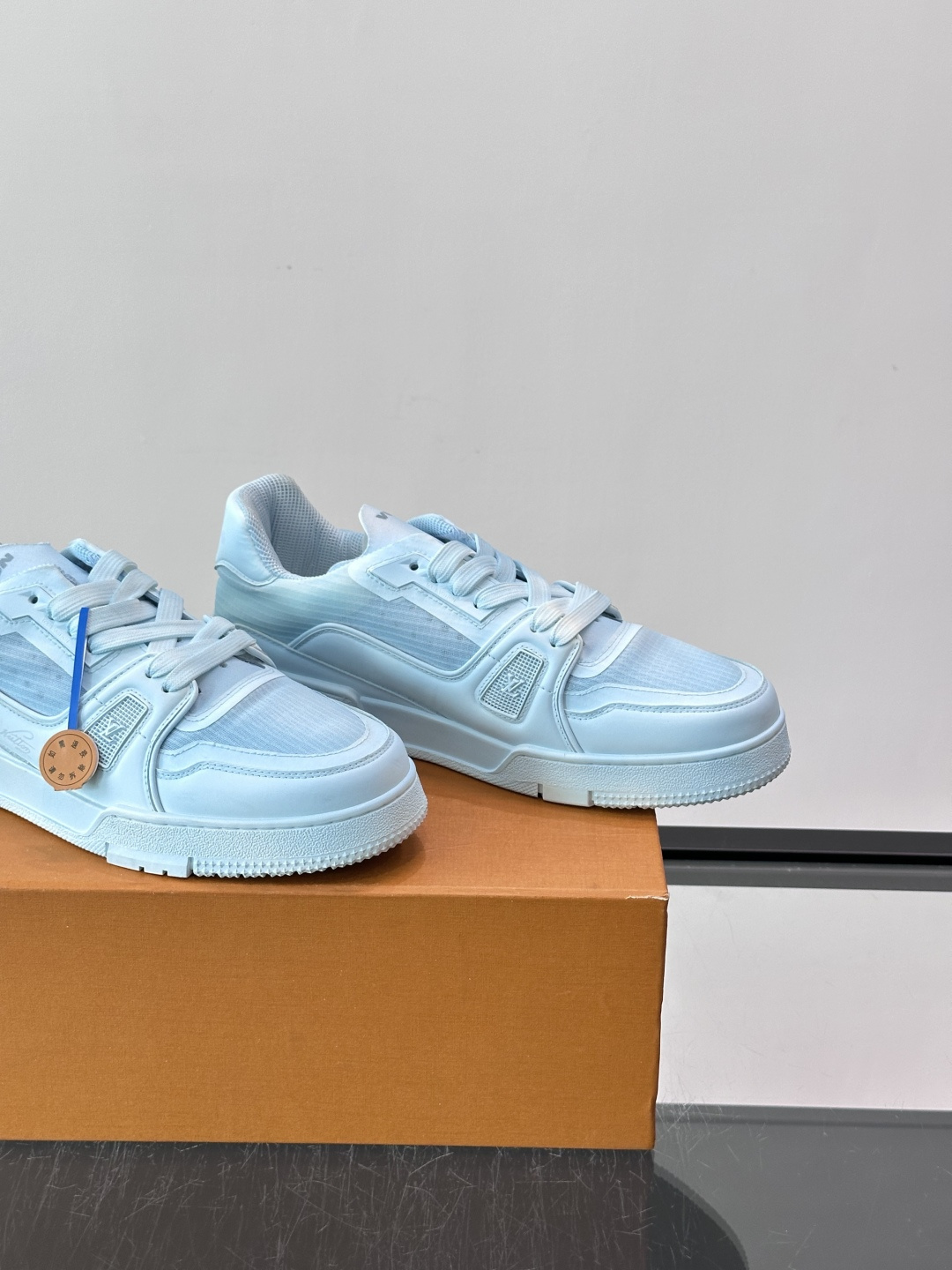 驴家 新配色 trainer运动鞋,本款 LV Trainer 运动鞋取材柔软粒面小牛皮,呈现纯净色调,后部#54标识追 驴家 新配色 trainer运动鞋,本款 LV Trainer 运动鞋取材柔软粒面小牛皮,呈现纯净色调,后部#54标识追