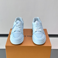 驴家 新配色 trainer运动鞋,本款 LV Trainer 运动鞋取材柔软粒面小牛皮,呈现纯净色调,后部#54标识追 驴家 新配色 trainer运动鞋,本款 LV Trainer 运动鞋取材柔软粒面小牛皮,呈现纯净色调,后部#54标识追