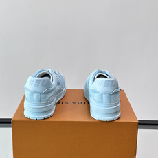 驴家 新配色 trainer运动鞋,本款 LV Trainer 运动鞋取材柔软粒面小牛皮,呈现纯净色调,后部#54标识追 驴家 新配色 trainer运动鞋,本款 LV Trainer 运动鞋取材柔软粒面小牛皮,呈现纯净色调,后部#54标识追