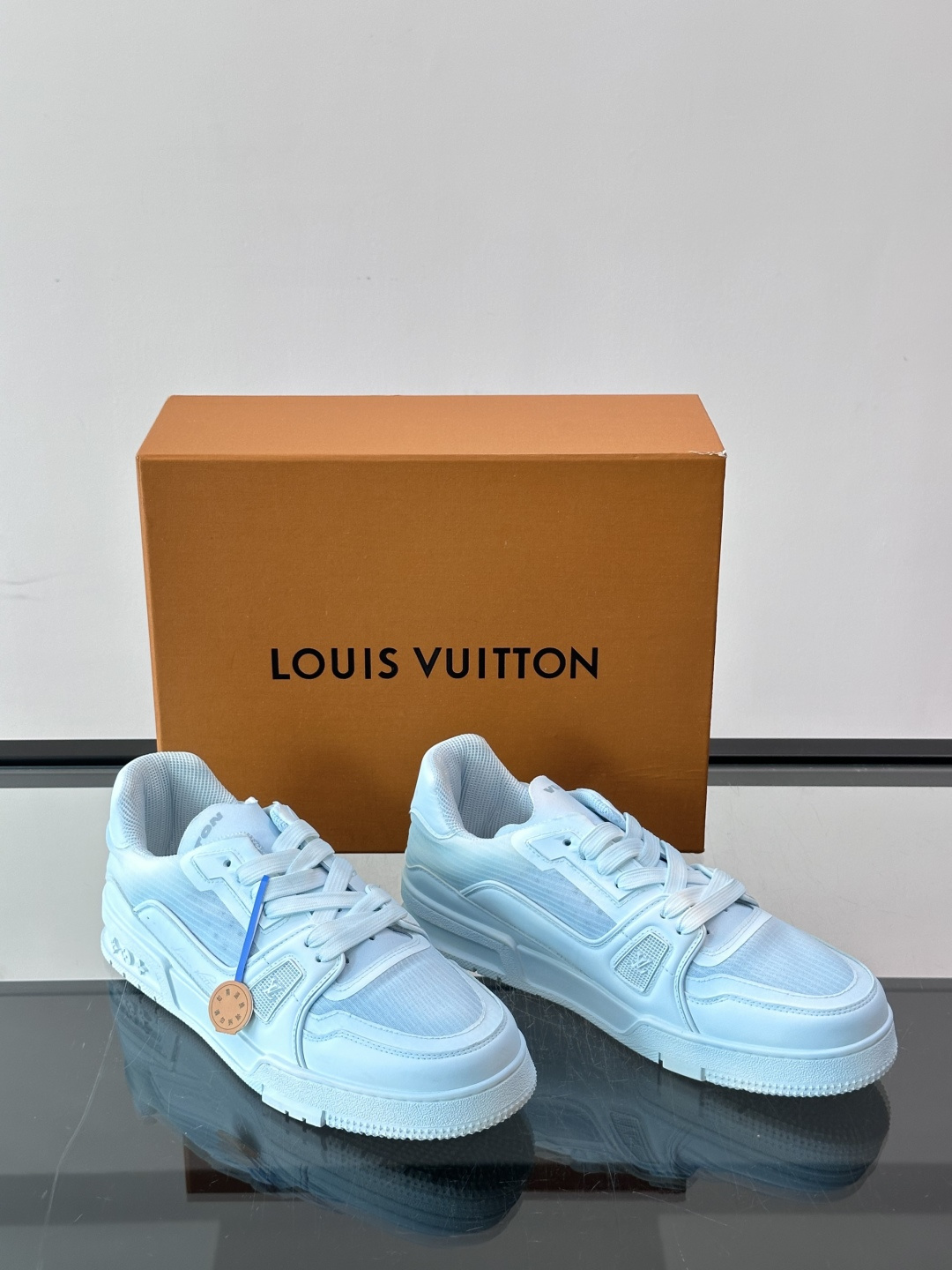 驴家 新配色 trainer运动鞋,本款 LV Trainer 运动鞋取材柔软粒面小牛皮,呈现纯净色调,后部#54标识追 驴家 新配色 trainer运动鞋,本款 LV Trainer 运动鞋取材柔软粒面小牛皮,呈现纯净色调,后部#54标识追