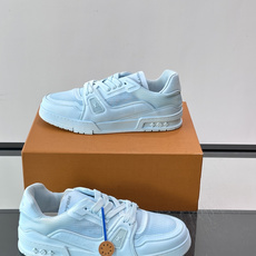 驴家 新配色 trainer运动鞋,本款 LV Trainer 运动鞋取材柔软粒面小牛皮,呈现纯净色调,后部#54标识追 驴家 新配色 trainer运动鞋,本款 LV Trainer 运动鞋取材柔软粒面小牛皮,呈现纯净色调,后部#54标识追