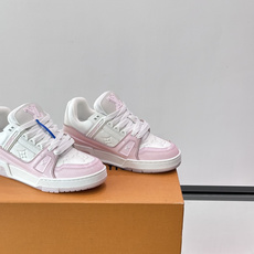 驴家 新配色 trainer运动鞋,本款 LV Trainer 运动鞋取材柔软粒面小牛皮,呈现纯净色调,后部#54标识追 驴家 新配色 trainer运动鞋,本款 LV Trainer 运动鞋取材柔软粒面小牛皮,呈现纯净色调,后部#54标识追